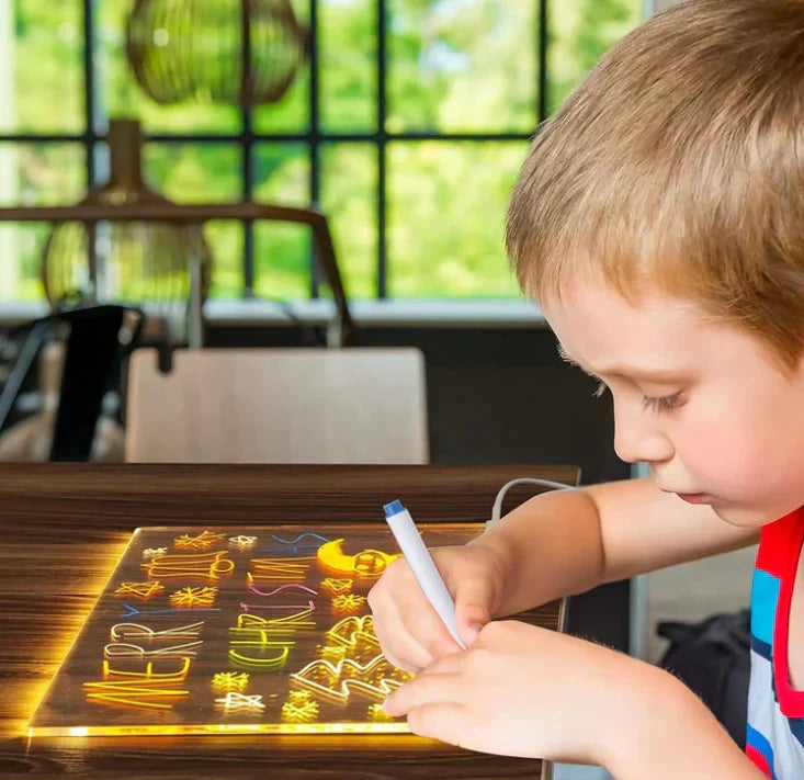 Light-up Drawing Tablet (7 Felt-Tip Pens Included)